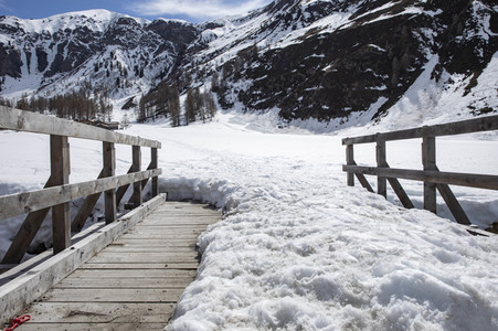 Schneeschmelze in den Schweizer Alpen