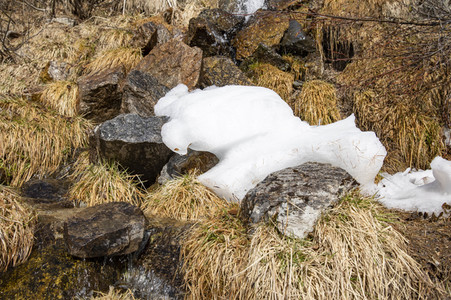 Schneeschmelze in den Schweizer Alpen