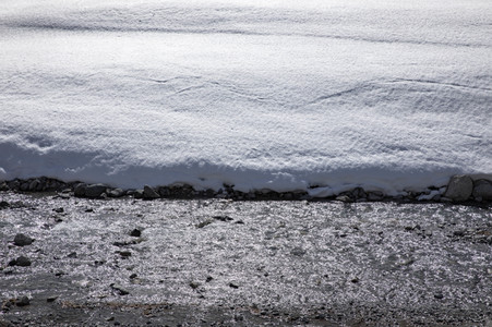 Schneeschmelze in den Schweizer Alpen