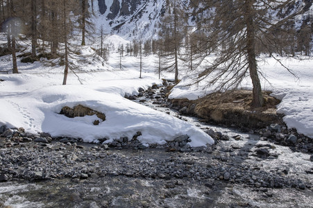 Schneeschmelze in den Schweizer Alpen
