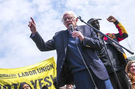 Bernie Sanders besucht Amazon-Gewerkschafter in New York