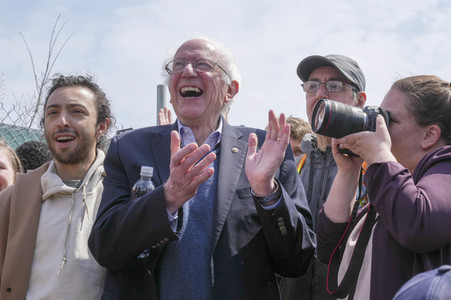 Bernie Sanders besucht Amazon-Gewerkschafter in New York