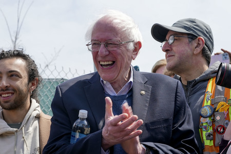 Bernie Sanders besucht Amazon-Gewerkschafter in New York
