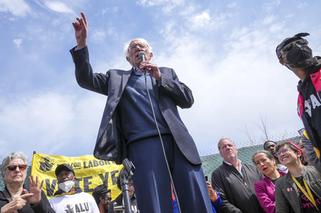 Bernie Sanders besucht Amazon-Gewerkschafter in New York