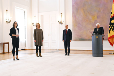 Frank-Walter Steinmeier bei der Aushändigung von Urkunden in Berlin