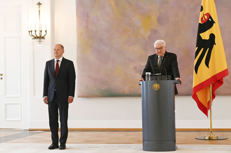 Frank-Walter Steinmeier bei der Aushändigung von Urkunden in Berlin