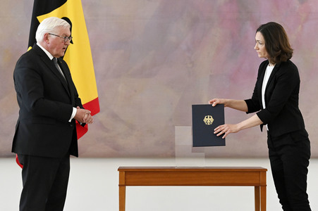 Frank-Walter Steinmeier bei der Aushändigung von Urkunden in Berlin