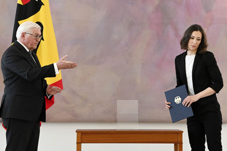 Frank-Walter Steinmeier bei der Aushändigung von Urkunden in Berlin
