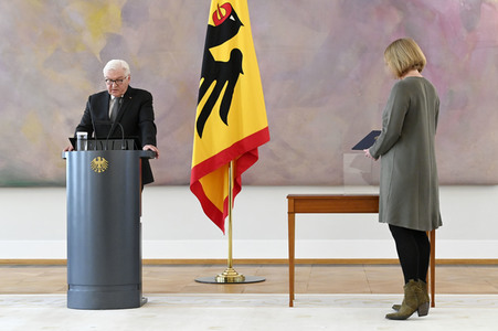 Frank-Walter Steinmeier bei der Aushändigung von Urkunden in Berlin