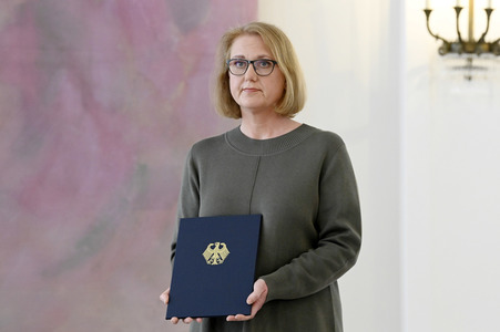 Frank-Walter Steinmeier bei der Aushändigung von Urkunden in Berlin