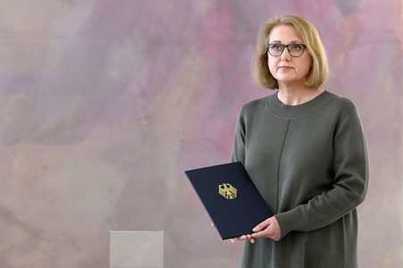 Frank-Walter Steinmeier bei der Aushändigung von Urkunden in Berlin