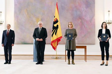 Frank-Walter Steinmeier bei der Aushändigung von Urkunden in Berlin