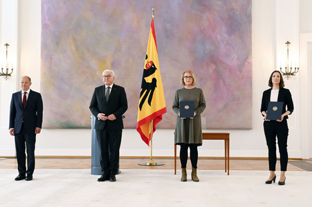 Frank-Walter Steinmeier bei der Aushändigung von Urkunden in Berlin