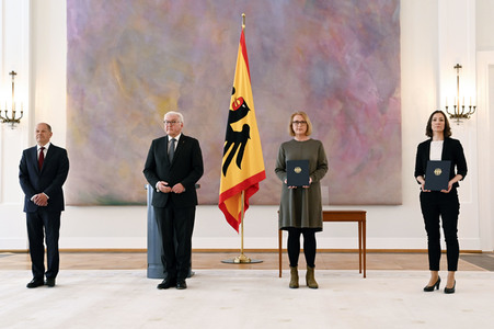 Frank-Walter Steinmeier bei der Aushändigung von Urkunden in Berlin