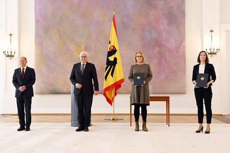 Frank-Walter Steinmeier bei der Aushändigung von Urkunden in Berlin