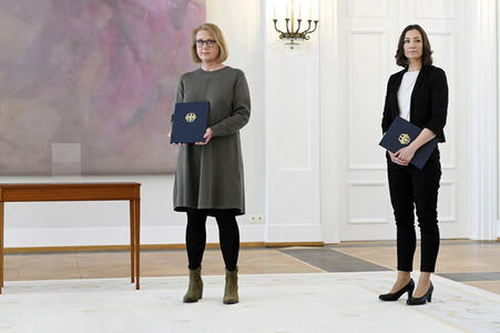 Frank-Walter Steinmeier bei der Aushändigung von Urkunden in Berlin