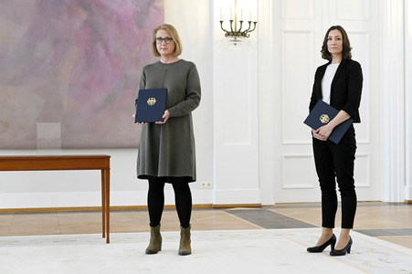 Frank-Walter Steinmeier bei der Aushändigung von Urkunden in Berlin