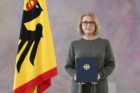 Frank-Walter Steinmeier bei der Aushändigung von Urkunden in Berlin