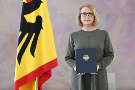 Frank-Walter Steinmeier bei der Aushändigung von Urkunden in Berlin