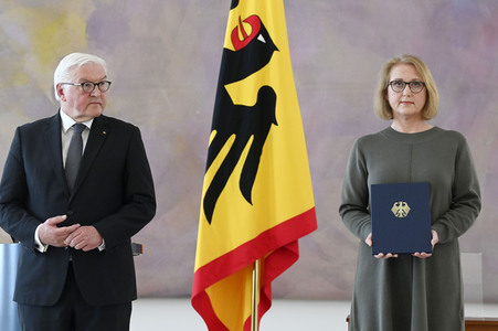 Frank-Walter Steinmeier bei der Aushändigung von Urkunden in Berlin
