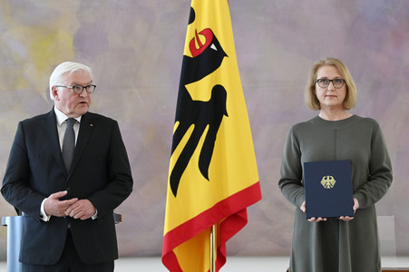 Frank-Walter Steinmeier bei der Aushändigung von Urkunden in Berlin