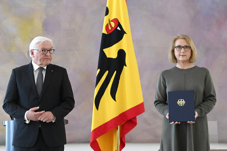 Frank-Walter Steinmeier bei der Aushändigung von Urkunden in Berlin