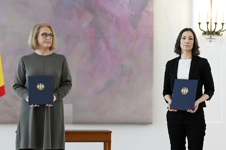 Frank-Walter Steinmeier bei der Aushändigung von Urkunden in Berlin