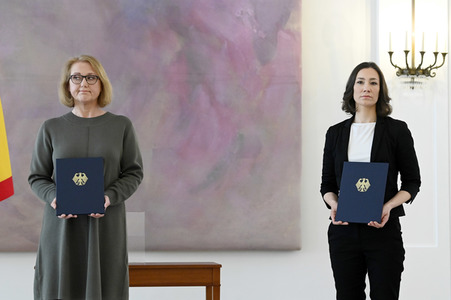 Frank-Walter Steinmeier bei der Aushändigung von Urkunden in Berlin