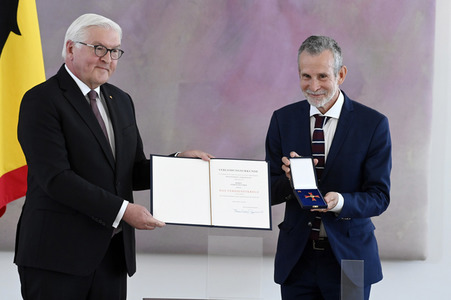 Verleihung des Verdienstkreuzes 1. Klasse an Ulrich Matthes in Berlin