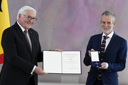 Verleihung des Verdienstkreuzes 1. Klasse an Ulrich Matthes in Berlin