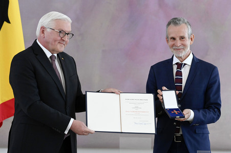 Verleihung des Verdienstkreuzes 1. Klasse an Ulrich Matthes in Berlin