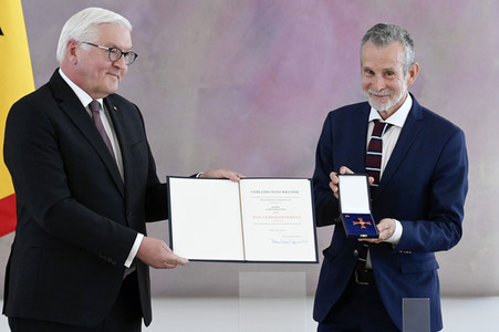 Verleihung des Verdienstkreuzes 1. Klasse an Ulrich Matthes in Berlin