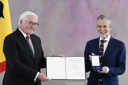 Verleihung des Verdienstkreuzes 1. Klasse an Ulrich Matthes in Berlin