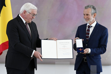 Verleihung des Verdienstkreuzes 1. Klasse an Ulrich Matthes in Berlin