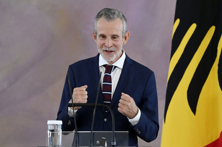 Verleihung des Verdienstkreuzes 1. Klasse an Ulrich Matthes in Berlin