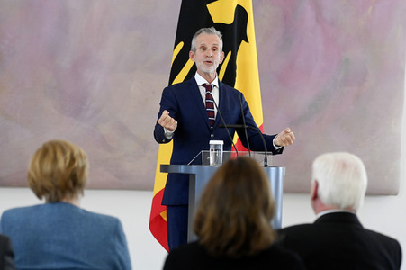 Verleihung des Verdienstkreuzes 1. Klasse an Ulrich Matthes in Berlin