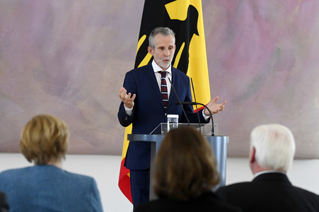 Verleihung des Verdienstkreuzes 1. Klasse an Ulrich Matthes in Berlin