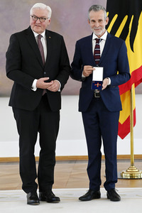 Verleihung des Verdienstkreuzes 1. Klasse an Ulrich Matthes in Berlin