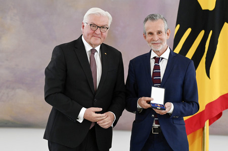 Verleihung des Verdienstkreuzes 1. Klasse an Ulrich Matthes in Berlin