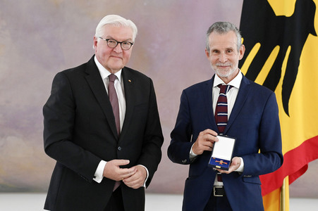 Verleihung des Verdienstkreuzes 1. Klasse an Ulrich Matthes in Berlin