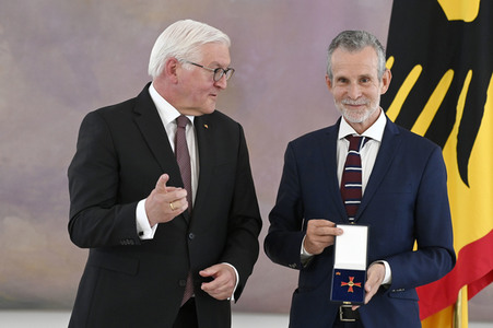 Verleihung des Verdienstkreuzes 1. Klasse an Ulrich Matthes in Berlin