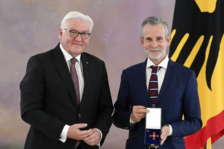 Verleihung des Verdienstkreuzes 1. Klasse an Ulrich Matthes in Berlin