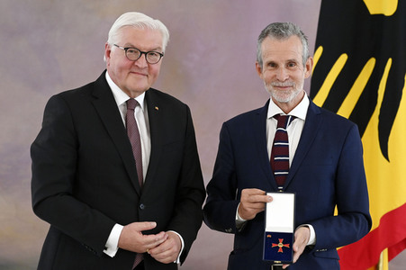Verleihung des Verdienstkreuzes 1. Klasse an Ulrich Matthes in Berlin