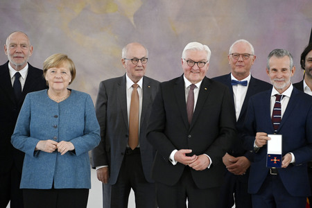 Verleihung des Verdienstkreuzes 1. Klasse an Ulrich Matthes in Berlin