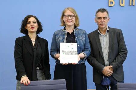 Bundespressekonferenz Erste Ergebnisse des Nationalen Diskriminierungs- und Rassismusmonitors in Berlin