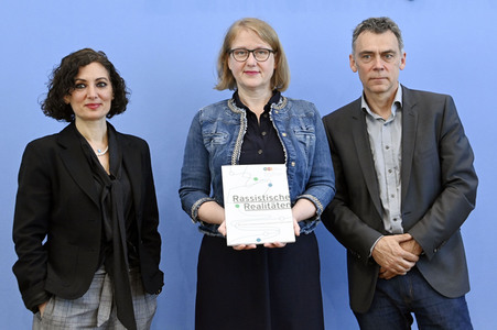 Bundespressekonferenz Erste Ergebnisse des Nationalen Diskriminierungs- und Rassismusmonitors in Berlin