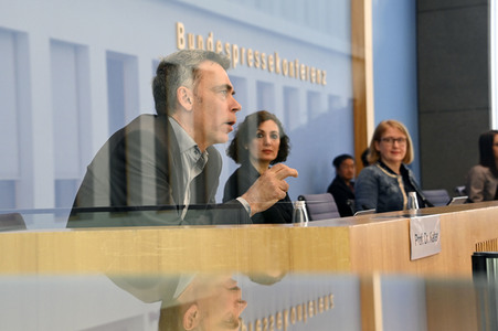 Bundespressekonferenz Erste Ergebnisse des Nationalen Diskriminierungs- und Rassismusmonitors in Berlin