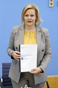 Bundespressekonferenz Vorstellung des Jahresberichts Fallzahlen politisch motivierter Kriminalität in Berlin