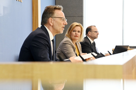 Bundespressekonferenz Vorstellung des Jahresberichts Fallzahlen politisch motivierter Kriminalität in Berlin