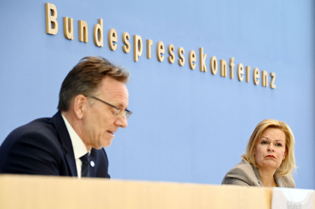 Bundespressekonferenz Vorstellung des Jahresberichts Fallzahlen politisch motivierter Kriminalität in Berlin